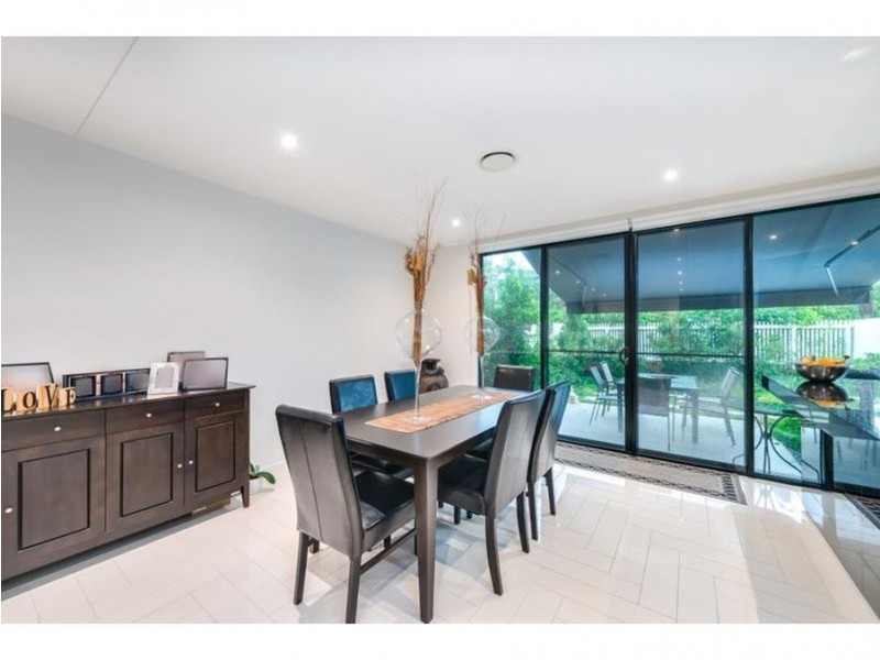 33 Theatre Drive, Benowa QLD 4217