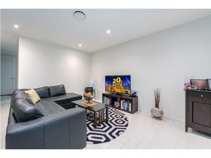 33 Theatre Drive, Benowa QLD 4217