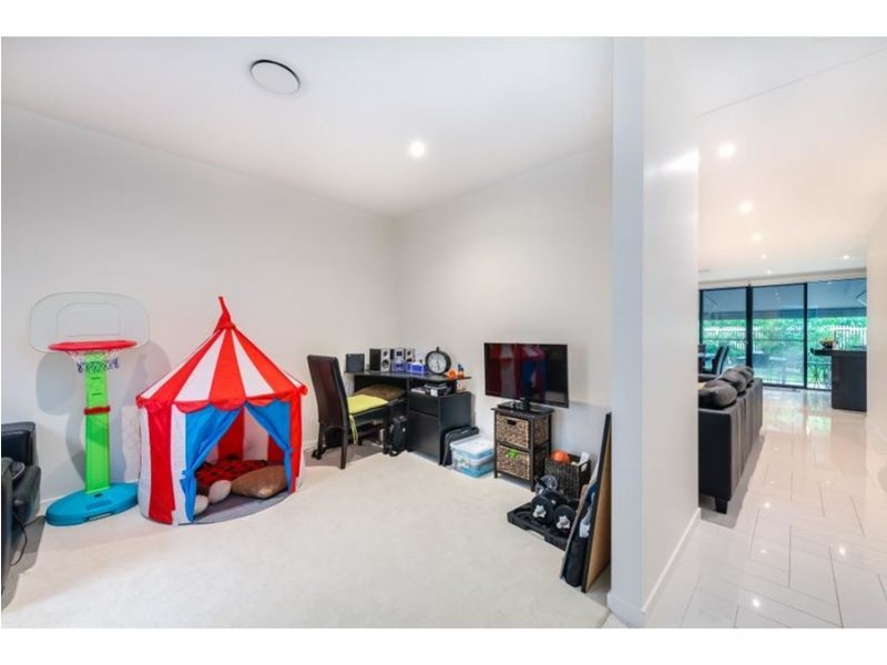 33 Theatre Drive, Benowa QLD 4217