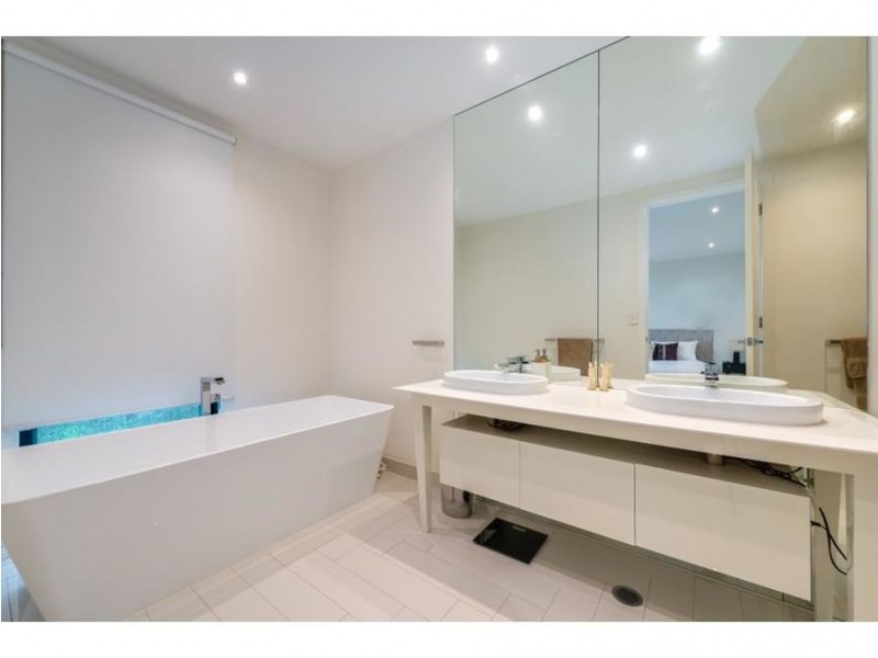 33 Theatre Drive, Benowa QLD 4217
