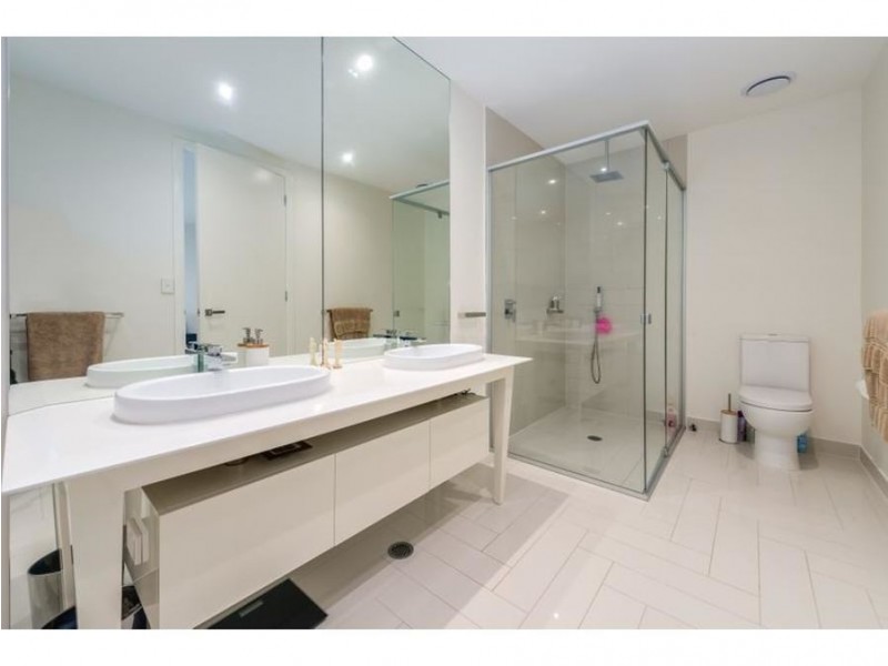 33 Theatre Drive, Benowa QLD 4217