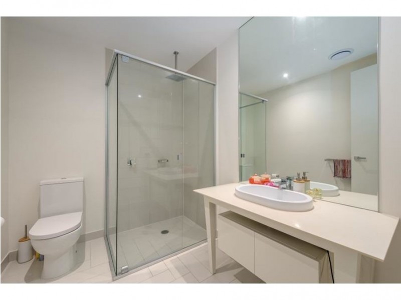 33 Theatre Drive, Benowa QLD 4217