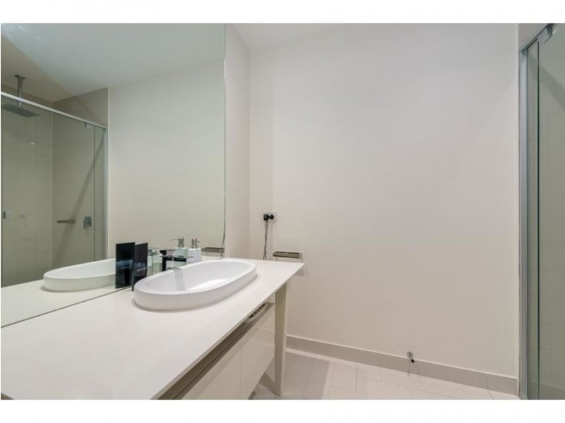 33 Theatre Drive, Benowa QLD 4217