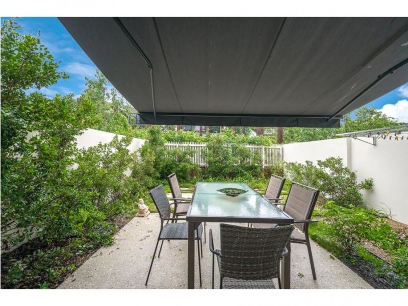 33 Theatre Drive, Benowa QLD 4217