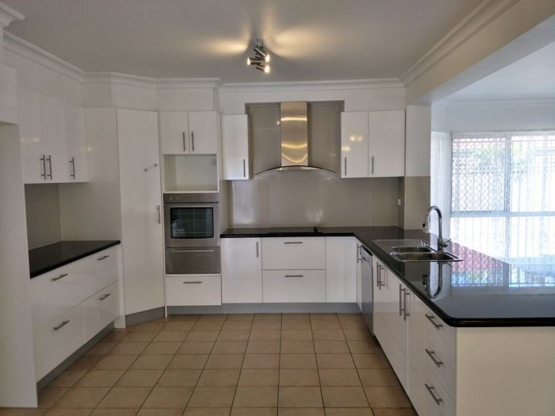 137 Glenfield St, Parkinson QLD 4115