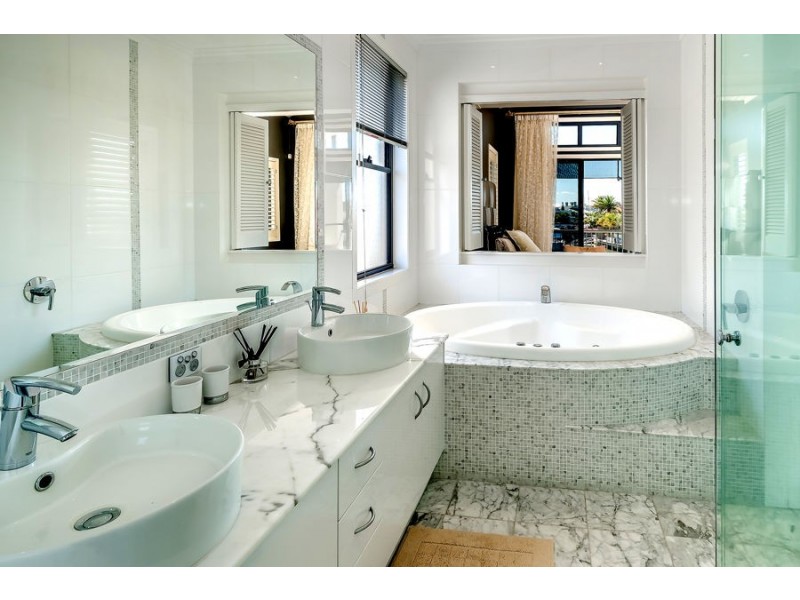 51 KING CHARLES DRIVE, Paradise Point QLD 4216