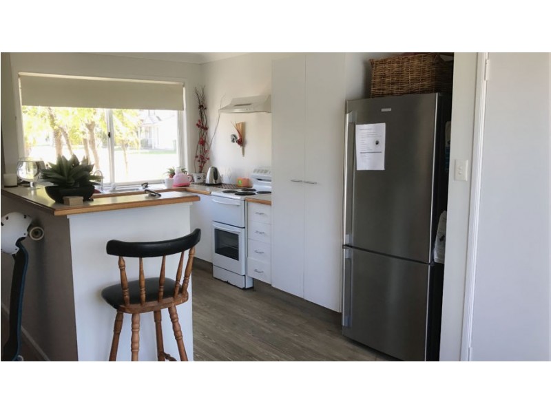 2 St Kevins Avenue, Benowa QLD 4217