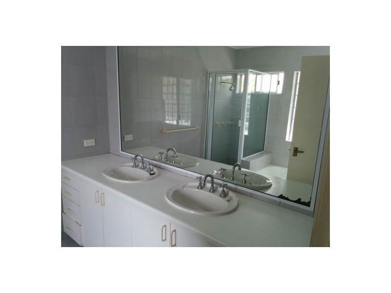 114 Ninth Ave, St Lucia QLD 4067
