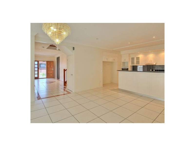 16 Cornell Cl, Regents Park QLD 4118