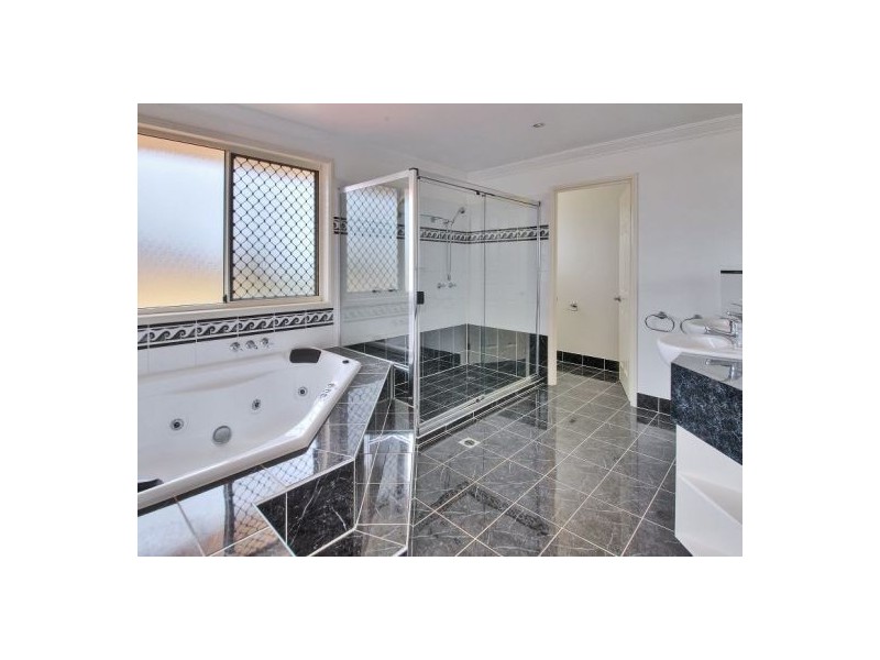 16 Cornell Cl, Regents Park QLD 4118