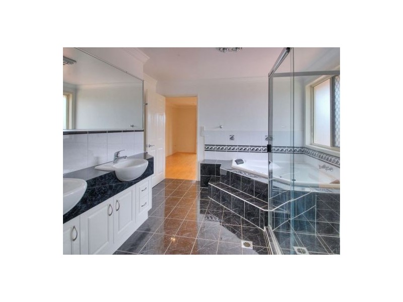 16 Cornell Cl, Regents Park QLD 4118