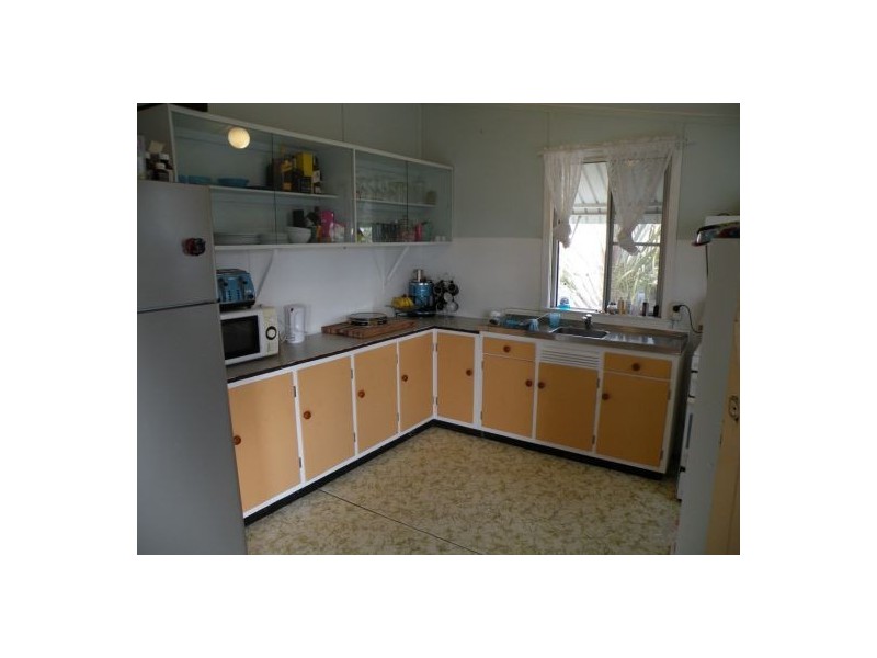 27 Evans Ave, Seaforth QLD 4741