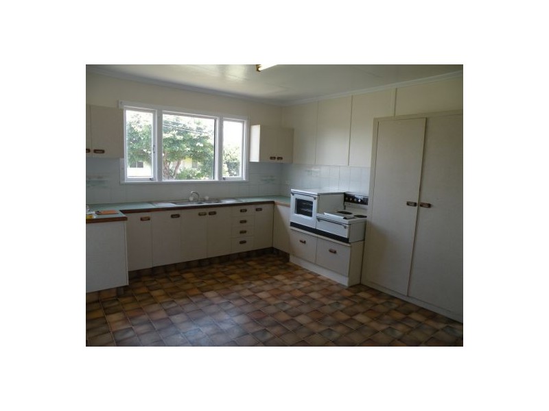 18 Holmes Ave, Sarina QLD 4737