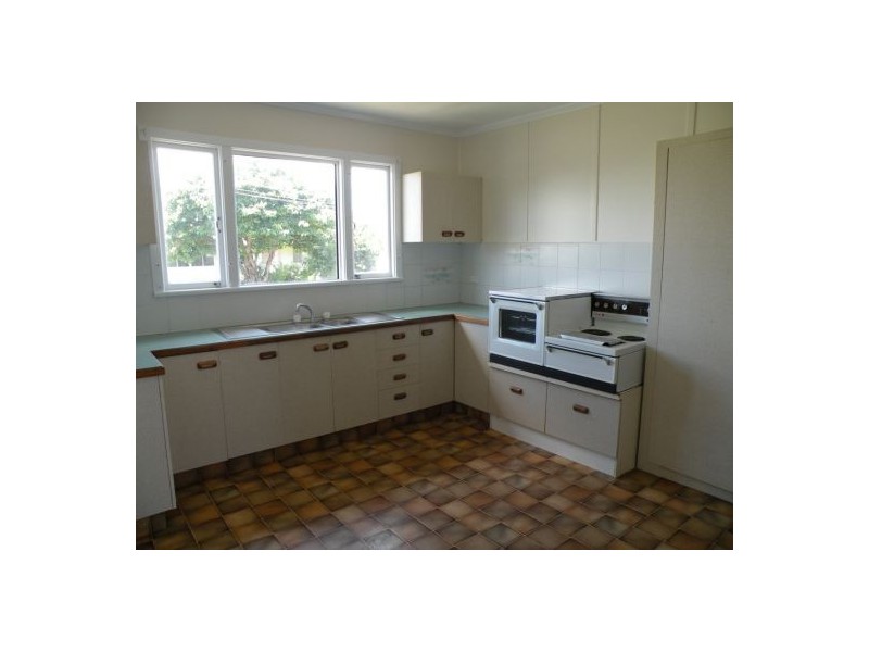 18 Holmes Ave, Sarina QLD 4737