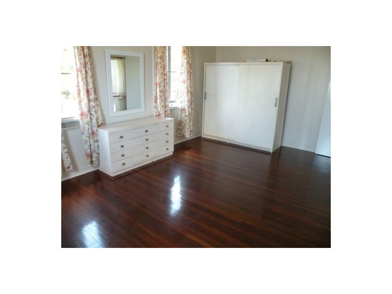 18 Holmes Ave, Sarina QLD 4737