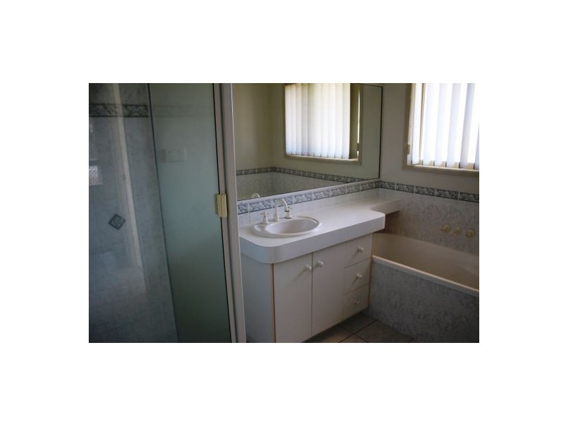 27 Caledonian Dr, Beaconsfield QLD 4740