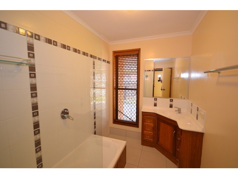2/18A Mc Lachlan Drive, Avenell Heights QLD 4670