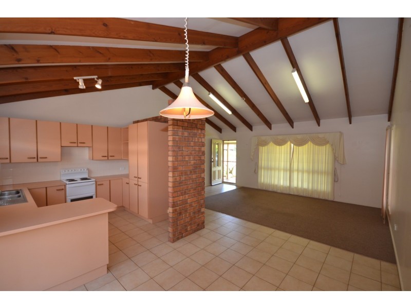 8 Pecton Place, Avenell Heights QLD 4670