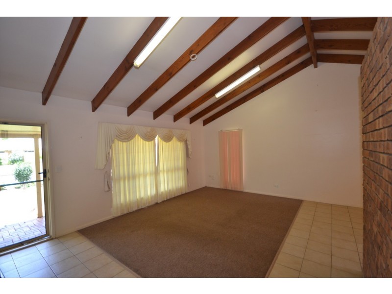 8 Pecton Place, Avenell Heights QLD 4670