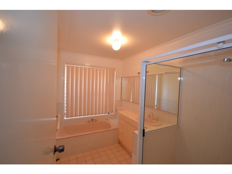 8 Pecton Place, Avenell Heights QLD 4670