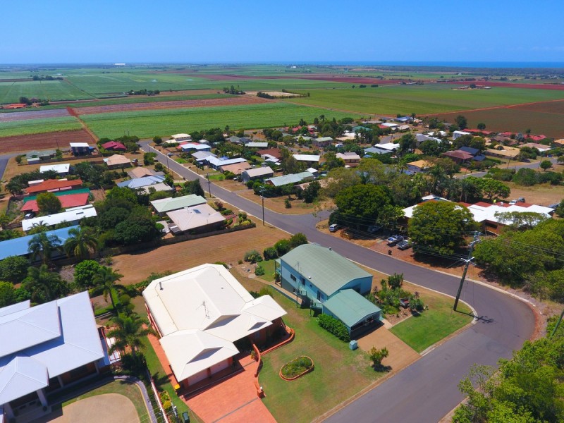 1 Hilltop Avenue, Qunaba QLD 4670