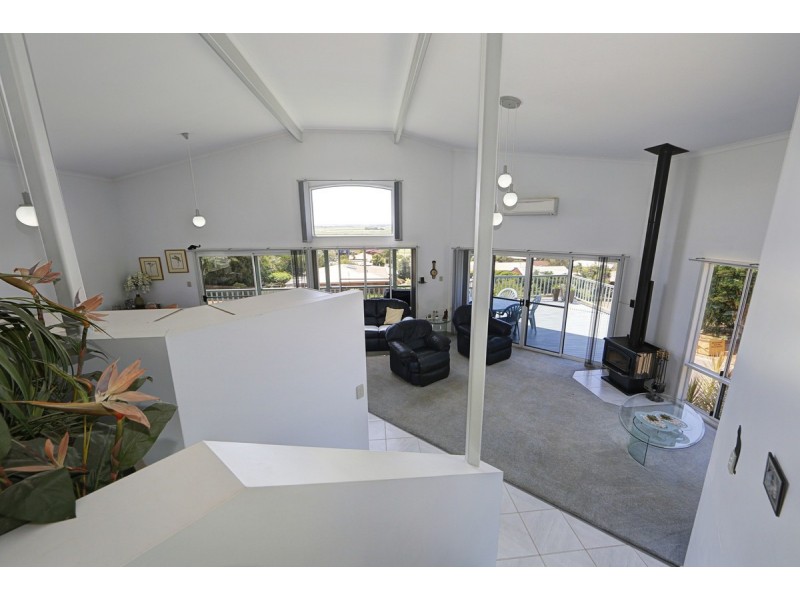 1 Hilltop Avenue, Qunaba QLD 4670