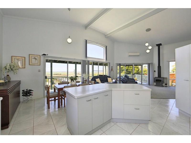 1 Hilltop Avenue, Qunaba QLD 4670