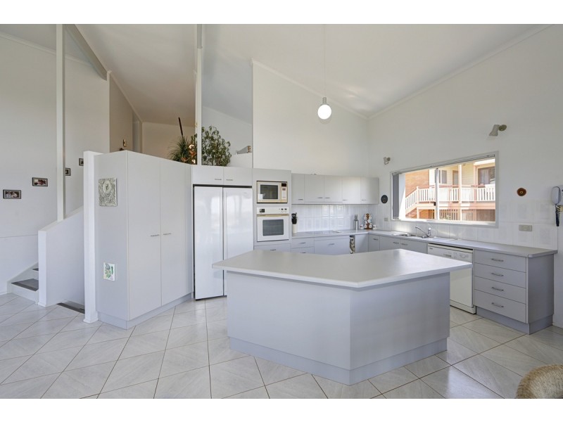 1 Hilltop Avenue, Qunaba QLD 4670