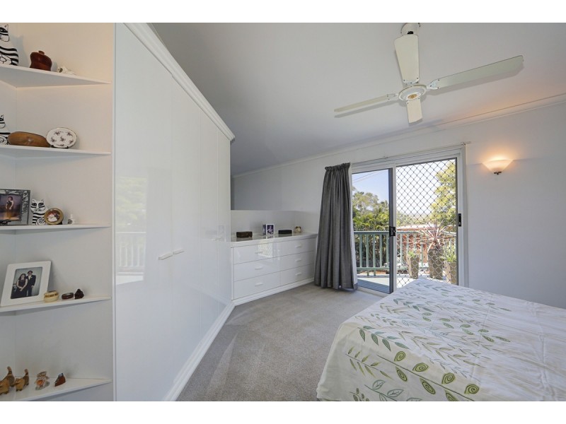 1 Hilltop Avenue, Qunaba QLD 4670