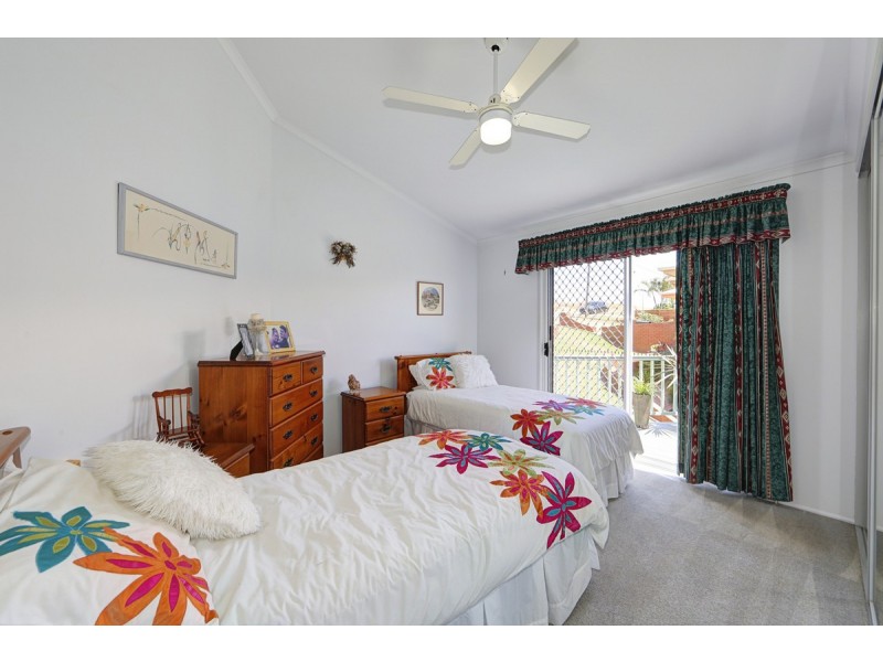 1 Hilltop Avenue, Qunaba QLD 4670
