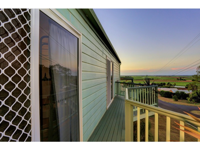 1 Hilltop Avenue, Qunaba QLD 4670