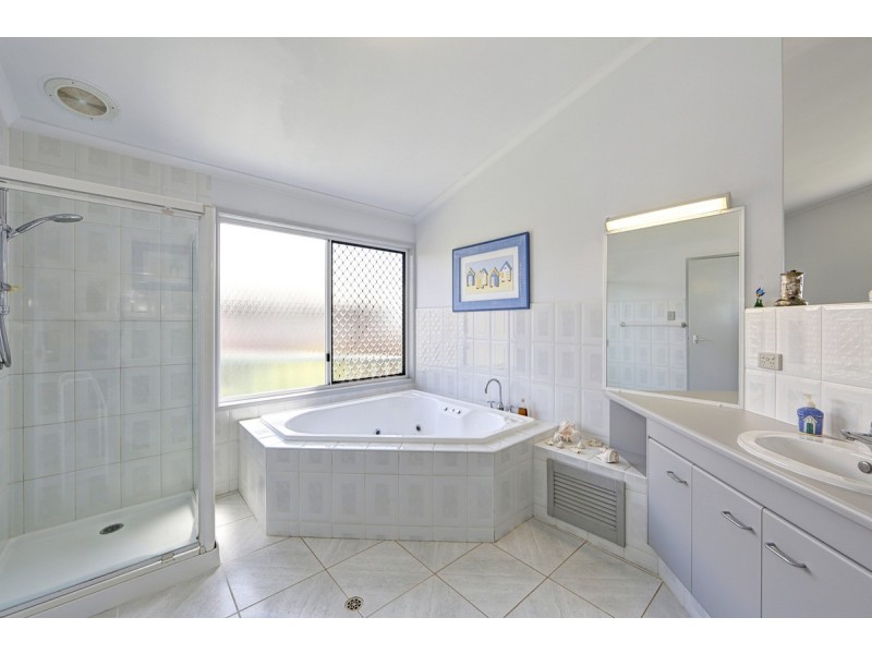 1 Hilltop Avenue, Qunaba QLD 4670