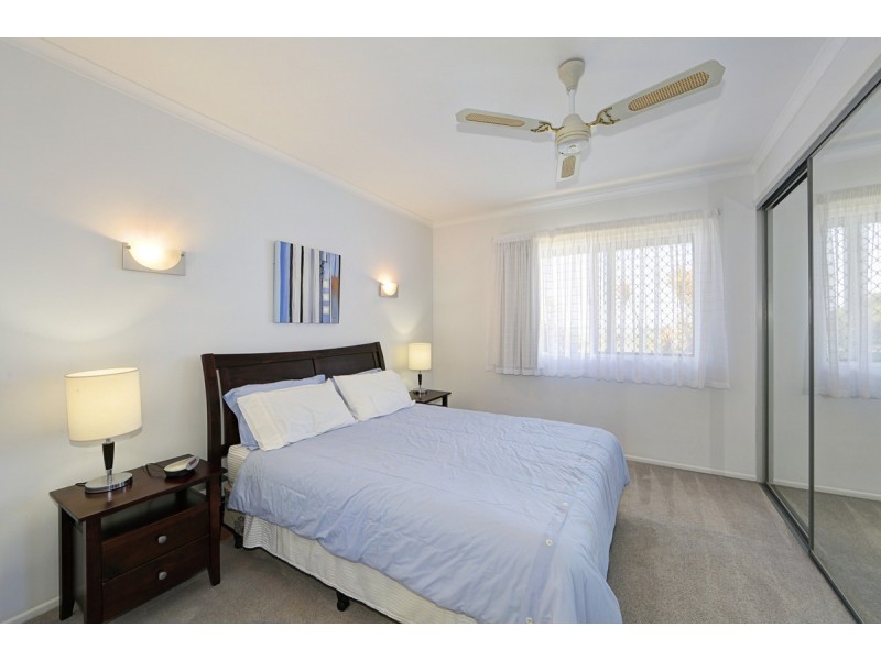1 Hilltop Avenue, Qunaba QLD 4670