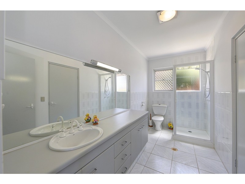 1 Hilltop Avenue, Qunaba QLD 4670