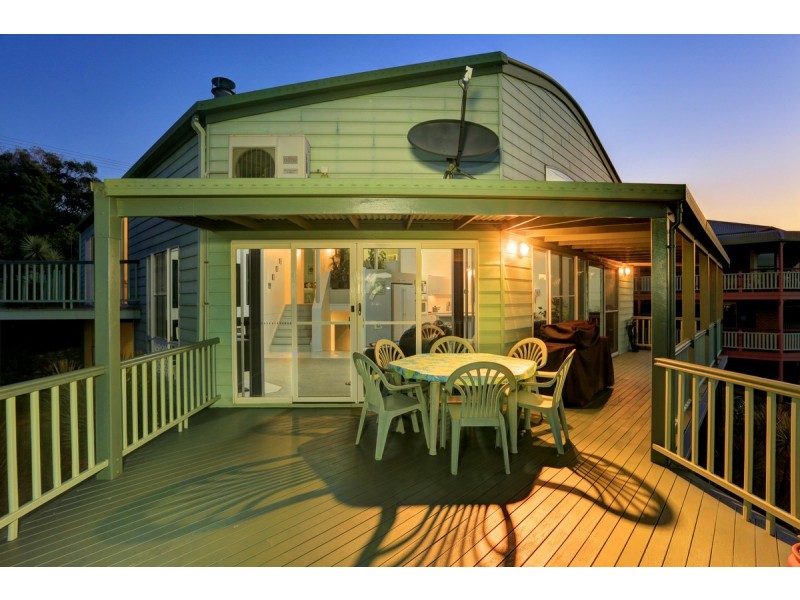 1 Hilltop Avenue, Qunaba QLD 4670