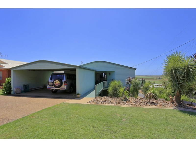 1 Hilltop Avenue, Qunaba QLD 4670