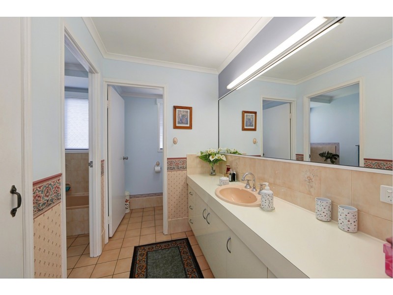 6 Cooper Court, Avenell Heights QLD 4670