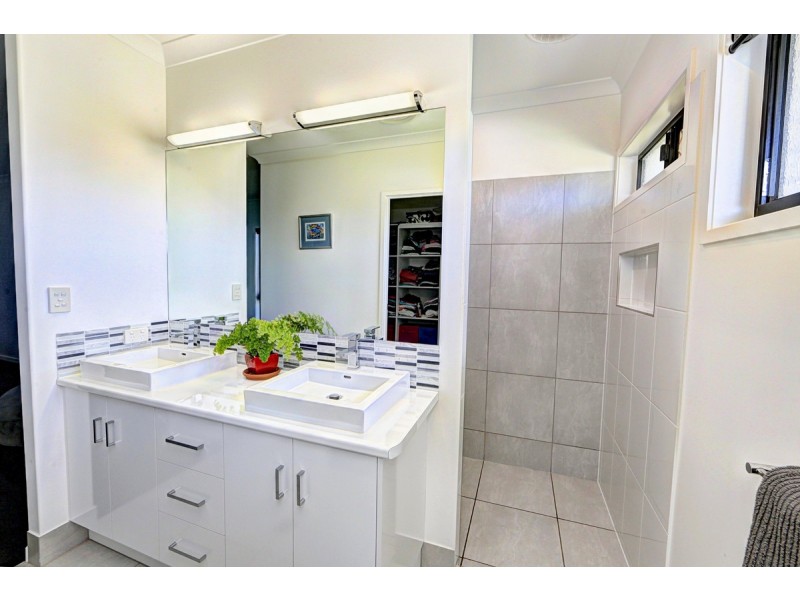 4 Southwood Court, Branyan QLD 4670