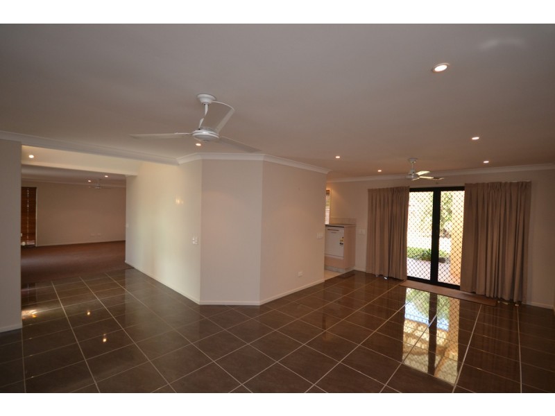 10 Tarni Street, Coral Cove QLD 4670