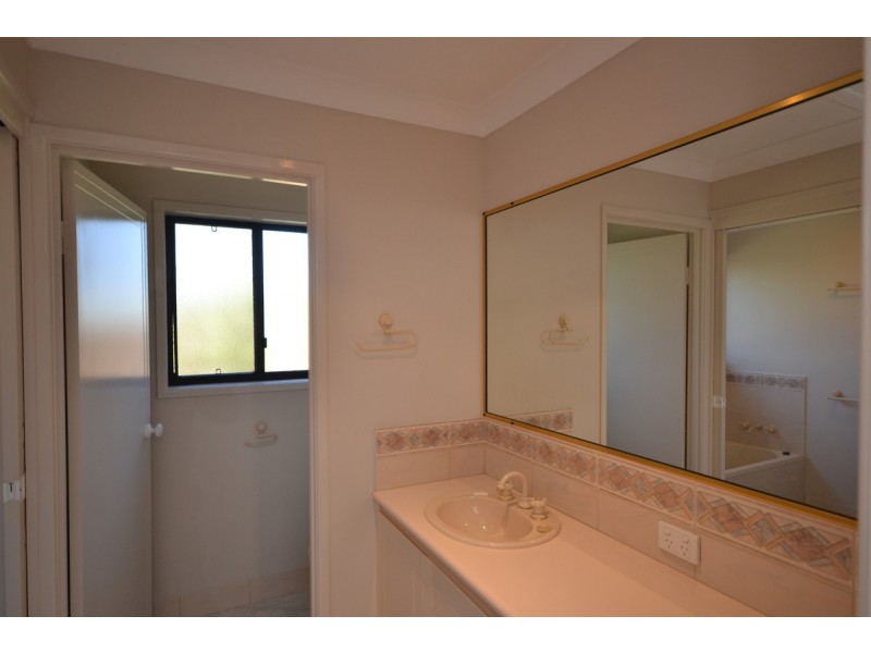 10 Tarni Street, Coral Cove QLD 4670