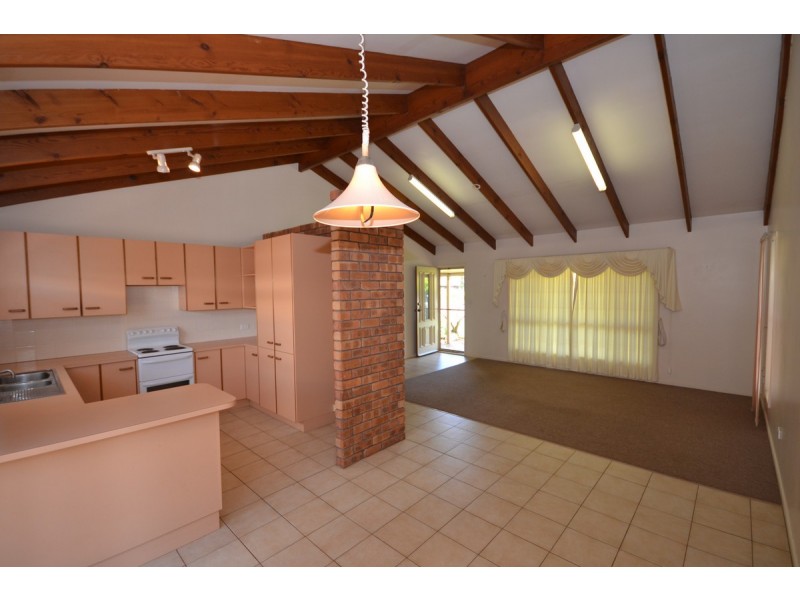 8 Pecton Place, Avenell Heights QLD 4670