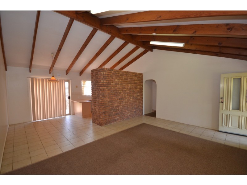 8 Pecton Place, Avenell Heights QLD 4670