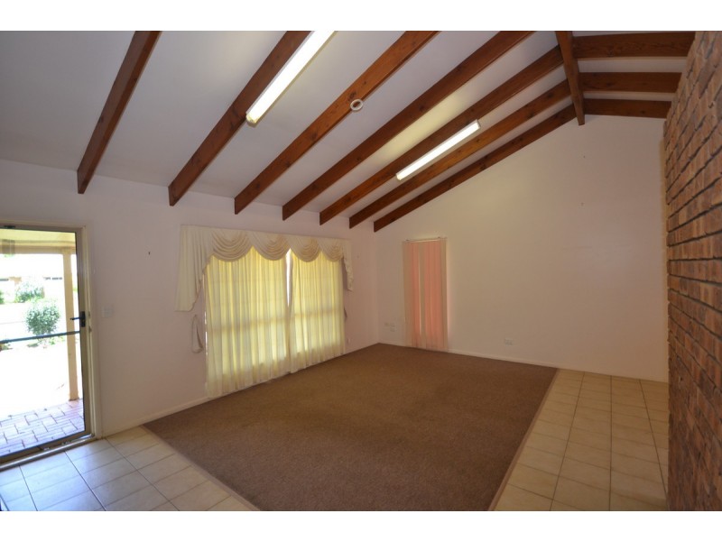 8 Pecton Place, Avenell Heights QLD 4670