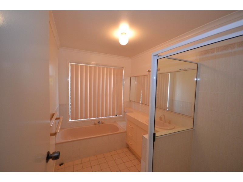 8 Pecton Place, Avenell Heights QLD 4670