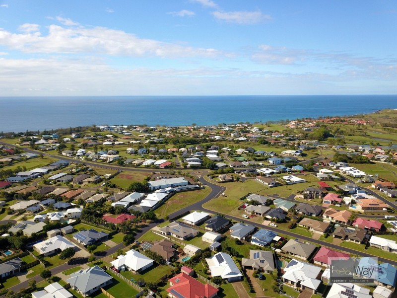 12 Toppers Drive, Coral Cove QLD 4670