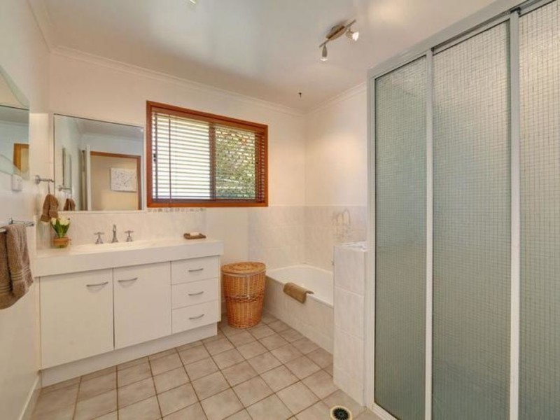 26 East West Avenue, Avoca QLD 4670