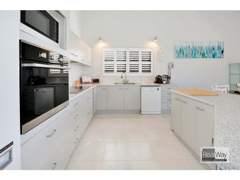 1 Hilltop Avenue, Qunaba QLD 4670