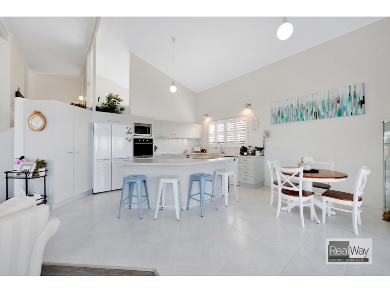 1 Hilltop Avenue, Qunaba QLD 4670