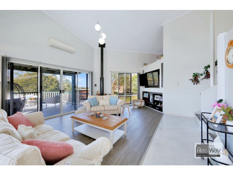 1 Hilltop Avenue, Qunaba QLD 4670