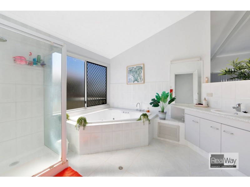 1 Hilltop Avenue, Qunaba QLD 4670